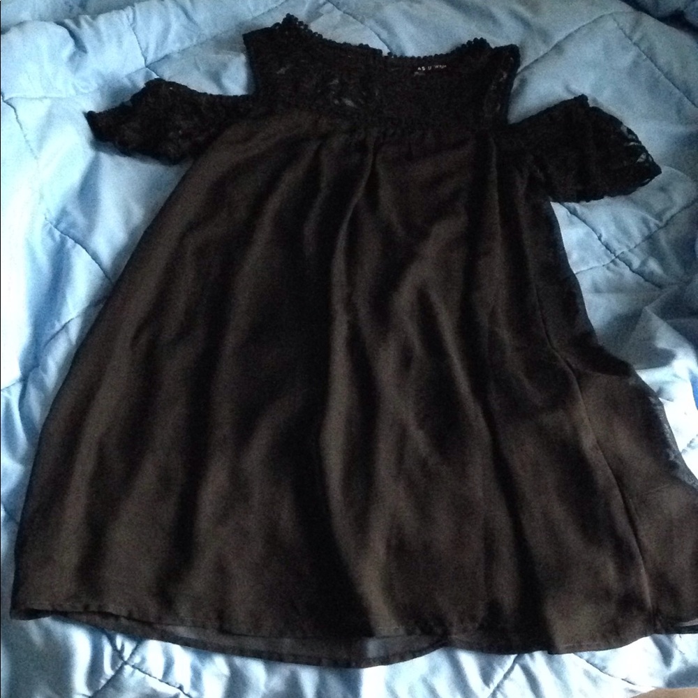 Shoulderless dress